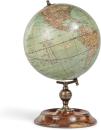 Vintage Globus von Weber Costello aus dem Jahr 1921 mit detailreicher Weltkarte, Messingmeridian und gedrechseltem Holzsockel auf weißem Hintergrund